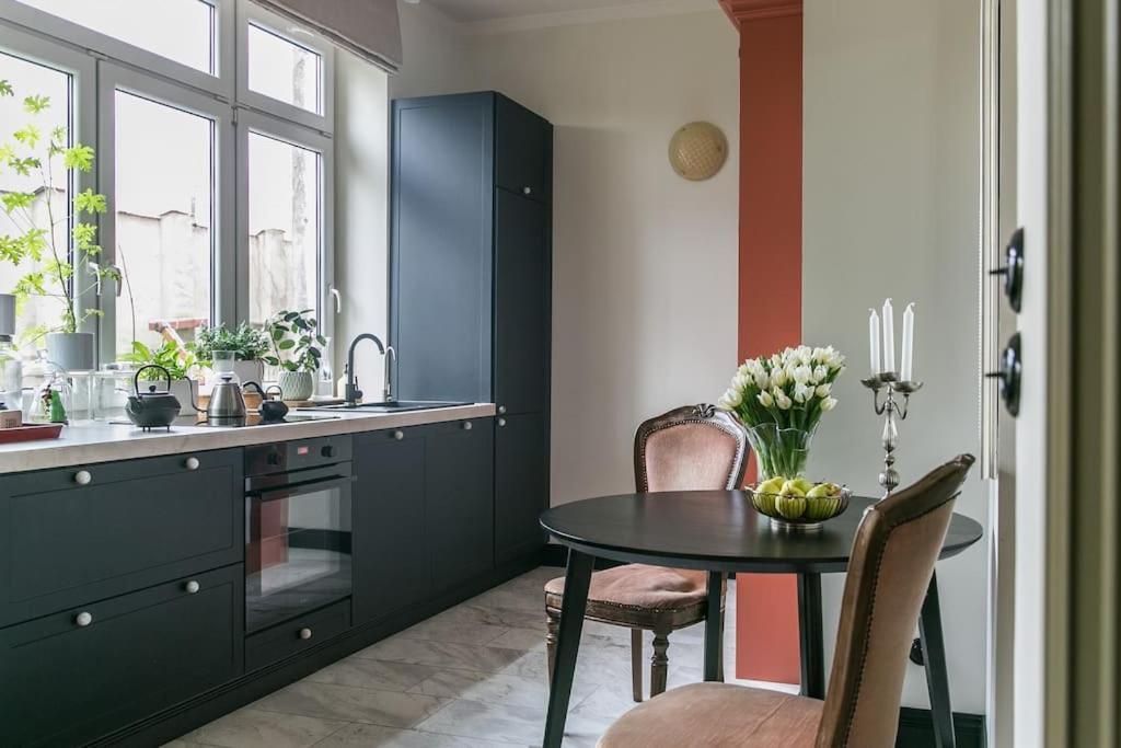 Dark Blue Apartment Варшава Экстерьер фото